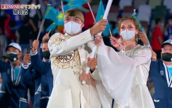 哈萨克斯坦女旗手仙女颜值：摘掉口罩后画风突变