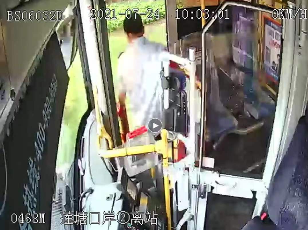 小汽车行驶中突然自燃,关键时刻深圳一公交司机拎起灭火器冲了上去……