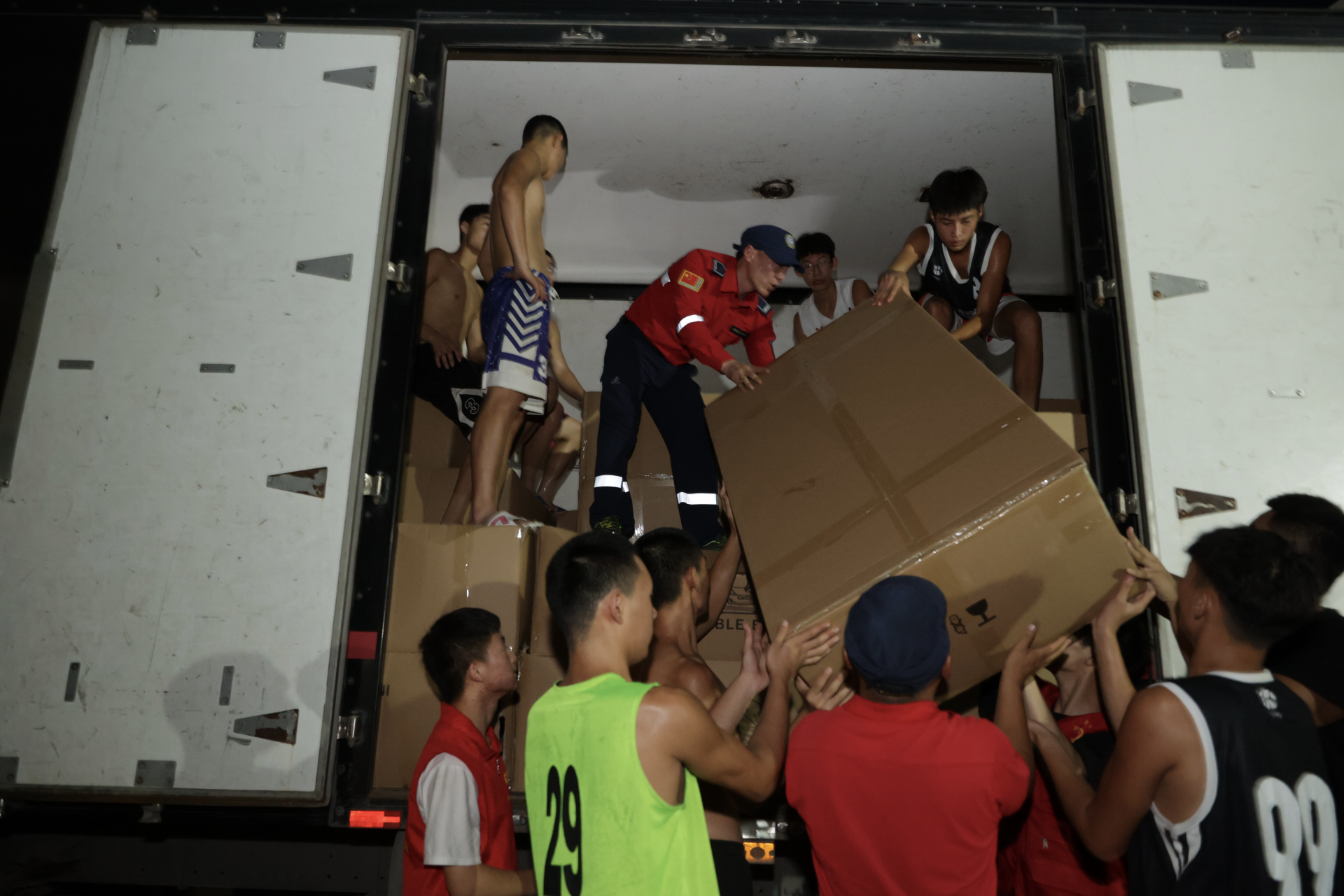 深圳公益救援队在河南已转移近200人,队员每天只睡三四个小时