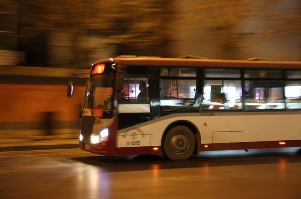 公交车熄火等红灯,公交车等红灯要熄火？