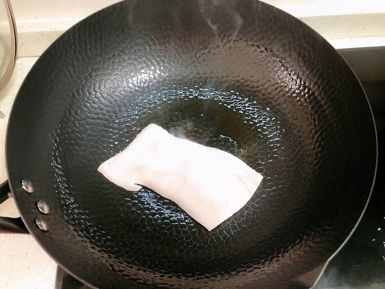 铸铁锅和麦饭石锅哪个好用(麦饭石是什么)