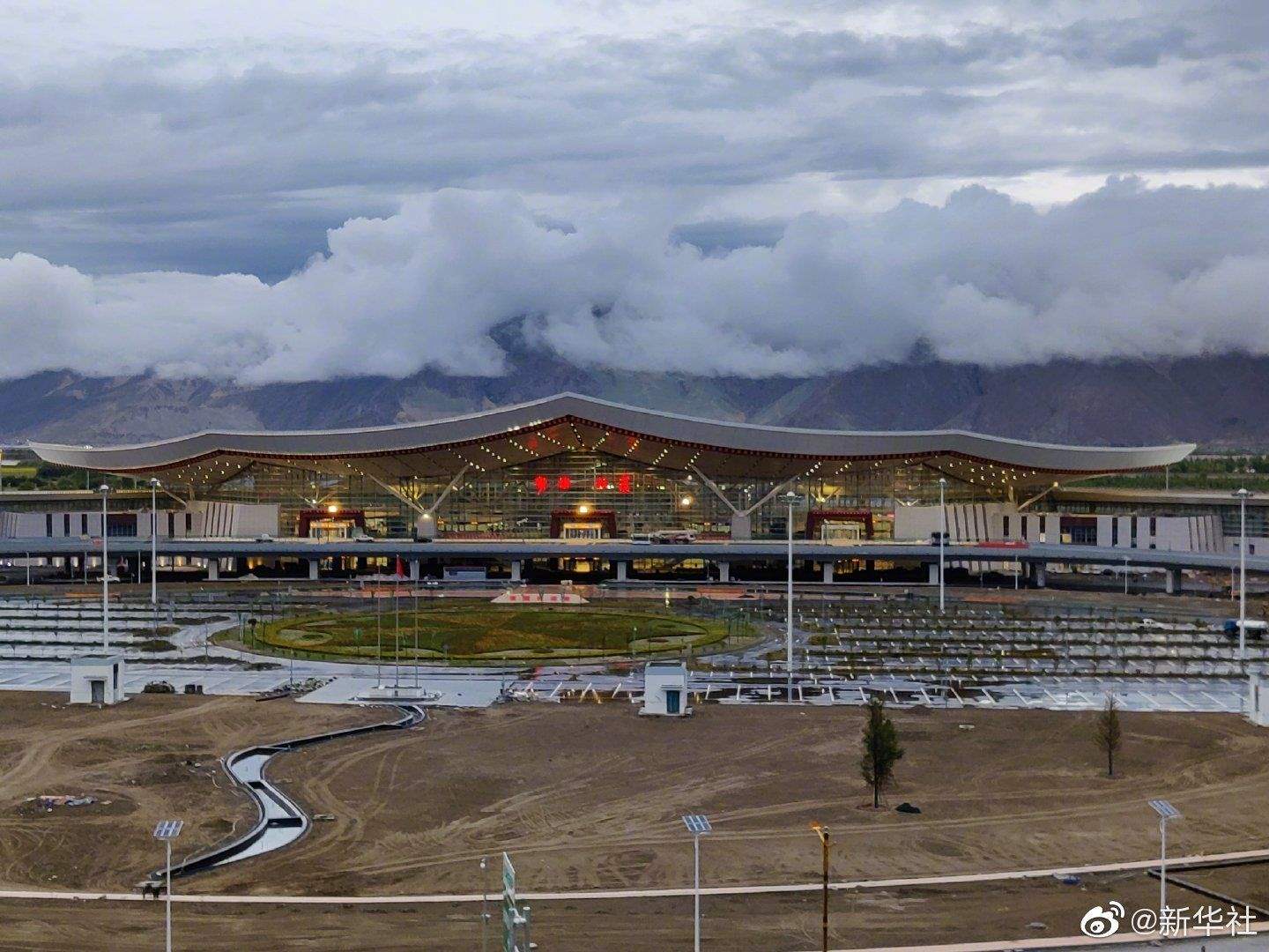 西藏最大航站楼正式投运(从高空俯瞰犹如莲花)