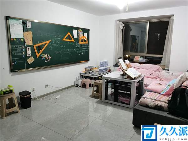 网友把家装修成了教室：黑板、尺子、粉笔一应俱全