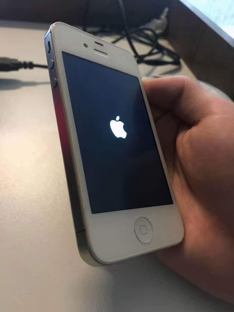 苹果手机4个时钟设置(iphone4闹钟)