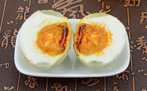 包粽子用生鸭蛋黄还是熟的 为什么咸鸭蛋的蛋黄会出油
