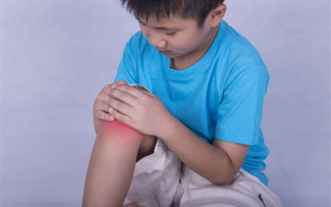 小孩子总喊着膝盖疼是为什么 小孩总是说膝盖疼怎么回事