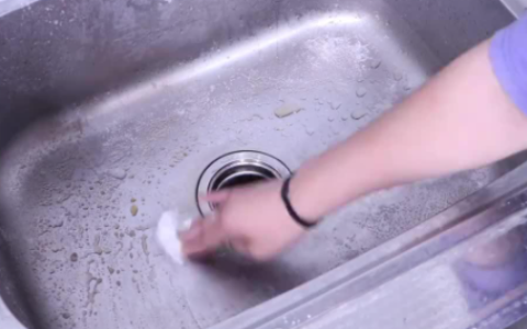 洗碗池被油污堵塞怎么疏通 洗碗池的油垢怎么处理