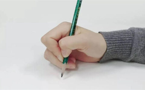 如何培养孩子的坐姿和握笔方法