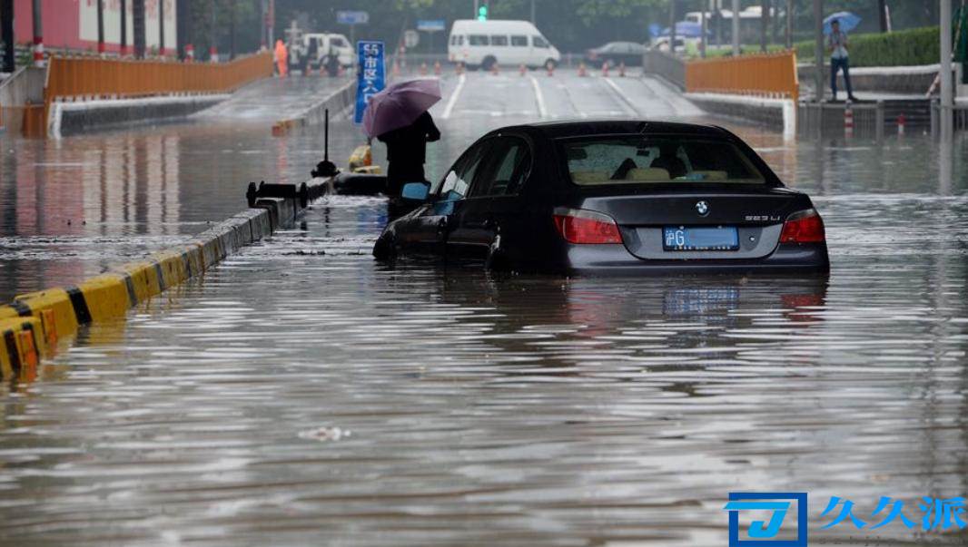 被郑州暴雨淹没的车后来都怎样了(下暴雨车被淹时应该怎么做)