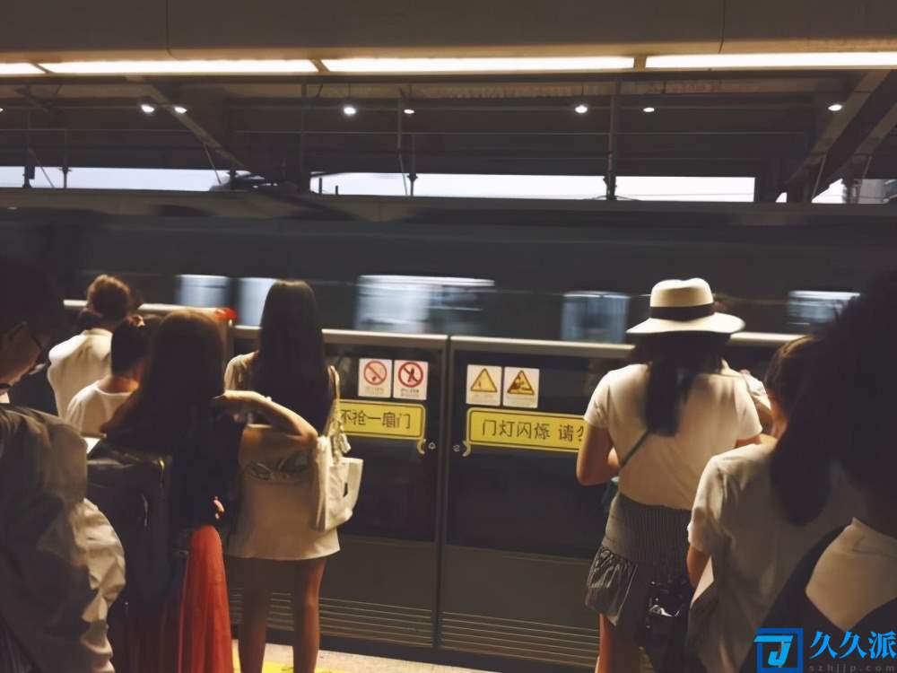 一线城市夫妻“双城记”：带板凳上地铁，从江苏坐到江苏路站
