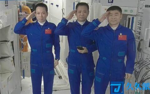 3名航天员离开空间站前敬礼致谢(神舟十二号飞船将于17日返回地球)