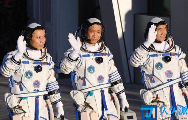 3名航天员离开空间站前敬礼致谢(神舟十二号飞船将于17日返回地球)