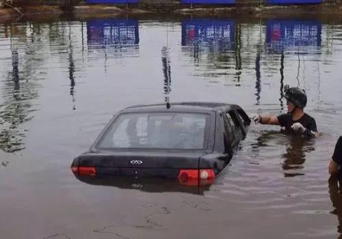 汽车落水多久车内水会满(为什么汽车落水都是死的多)