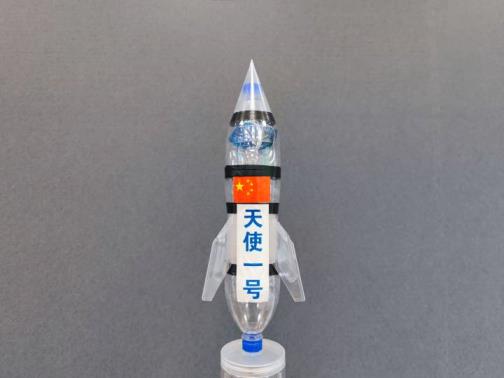 可乐瓶制作水火箭的实验教程演示(水火箭制作方法)