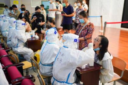 做核酸检测期间应保持好安全距离(南京2岁男童做核酸检测被感染)