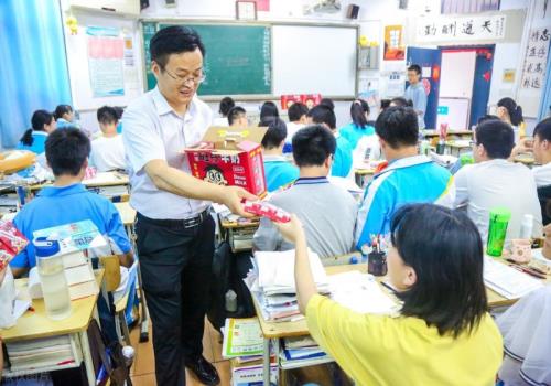 我(深圳的高中老师，透露老师的在职工资有多少？退休工资多少)