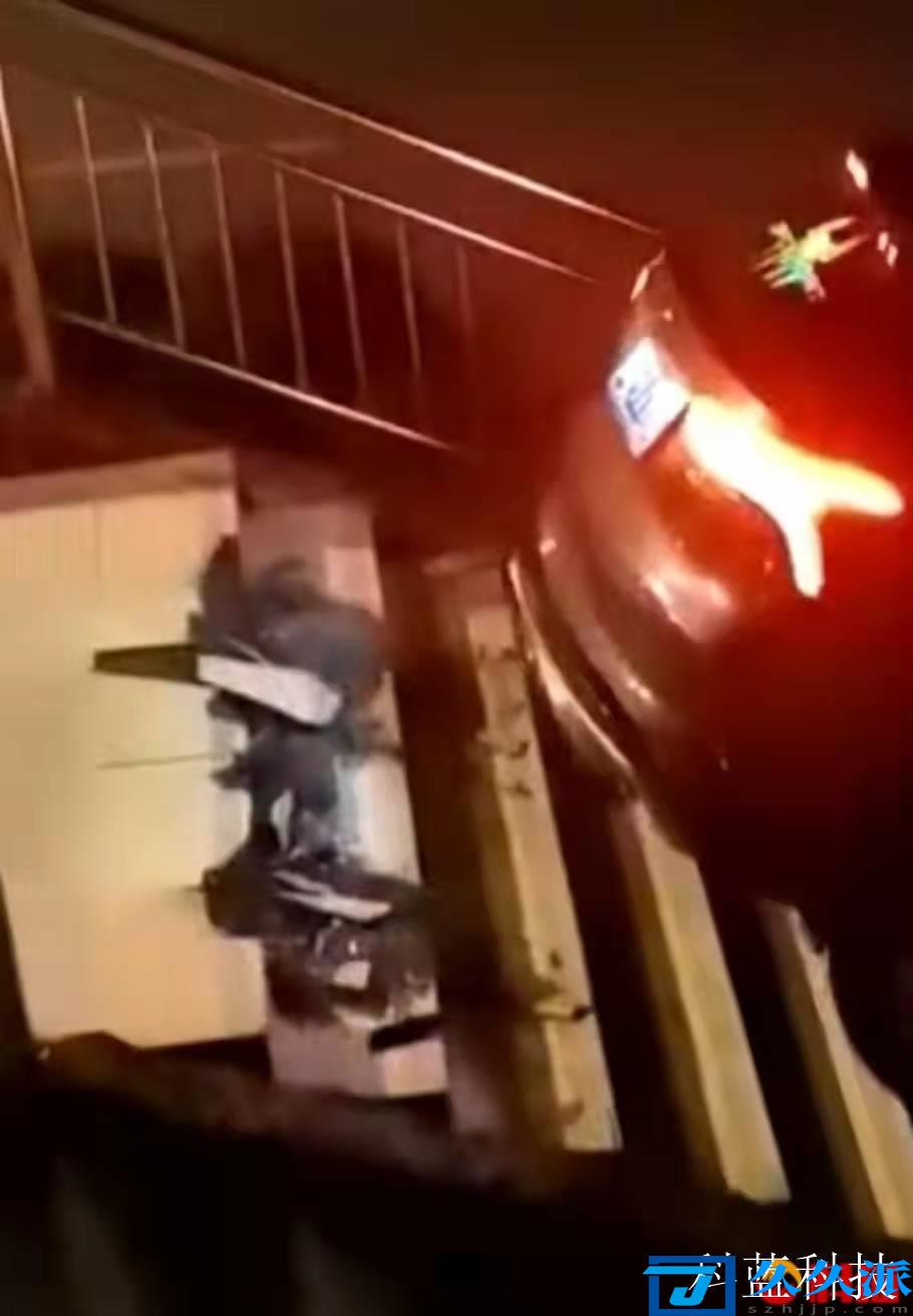 越野车上天桥致步梯损坏警方通报(网友技术还可以)