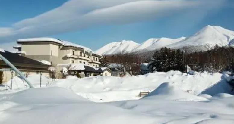 北海道札幌知名雪山裂开了(北海道的MOERE雪山表面发生大规模龟裂)