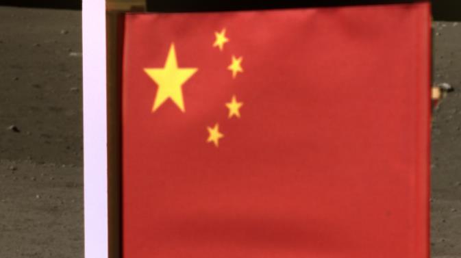 在乌中国留学生车上贴的国旗被偷(在乌读博中国学生搬个行李的工夫车身上的国旗就被偷了)