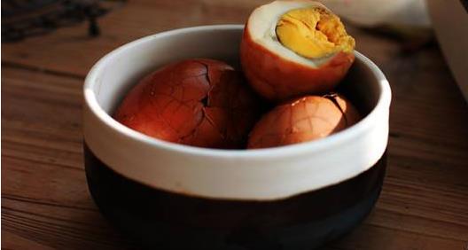 茶叶蛋和水煮蛋的营养是一样的吗(为什么茶叶蛋热量比水煮蛋低)